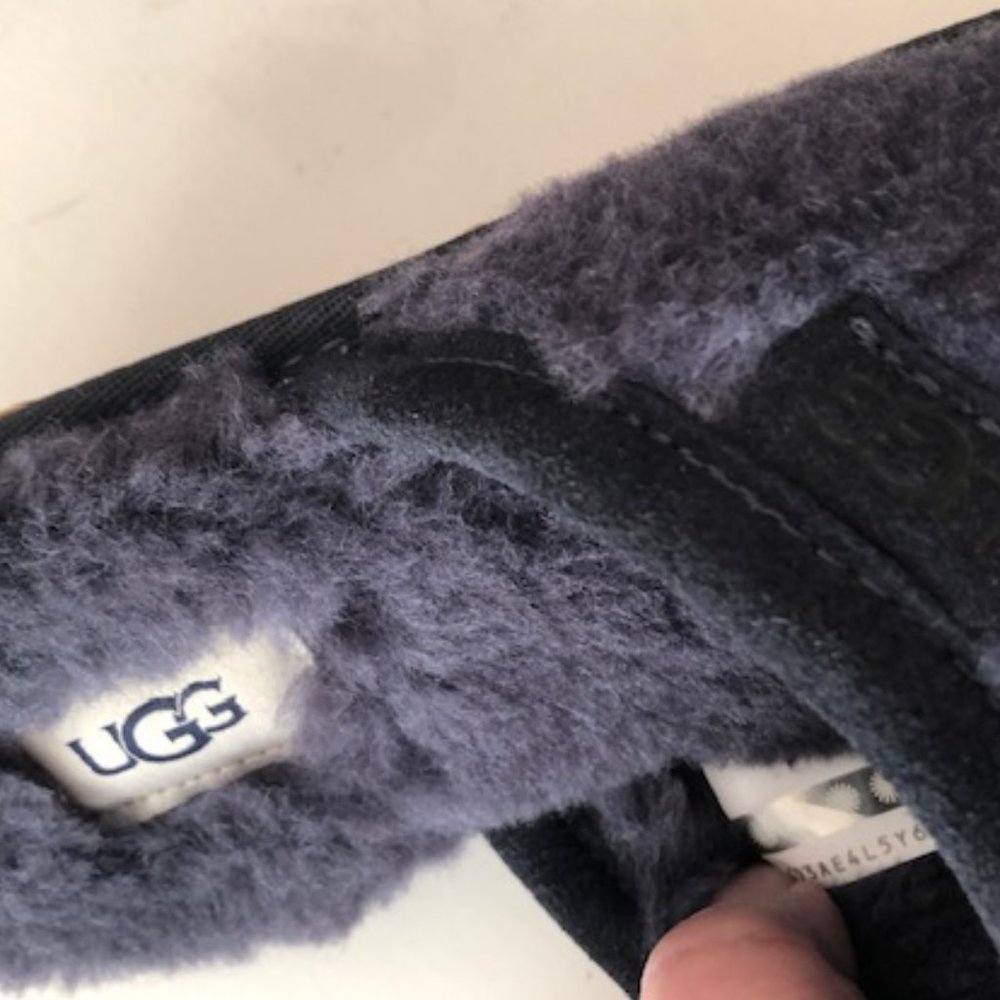 UGG Fluffette Navy Slipper. Size: 7, 12 - Picture 8 of 13